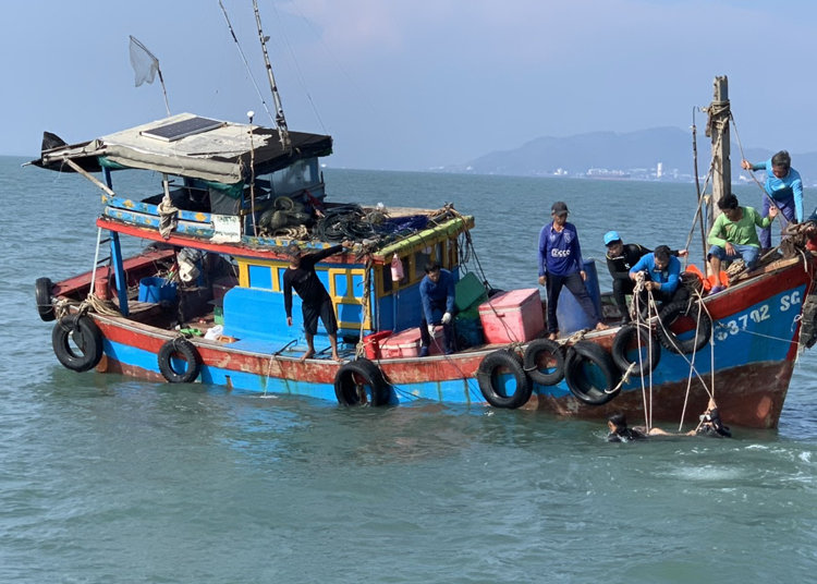 Chìm tàu đánh cá trên biển Cần Giờ khiến 1 người tử vong, 6 người được cứu sống